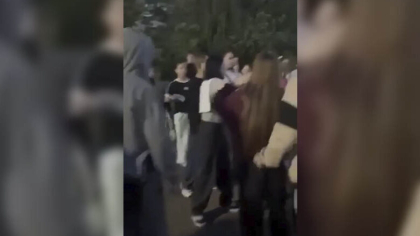 Драка юных девушек в Рассказове попала на видео: очевидцы стоят и снимают, а следователи уже начали проверку